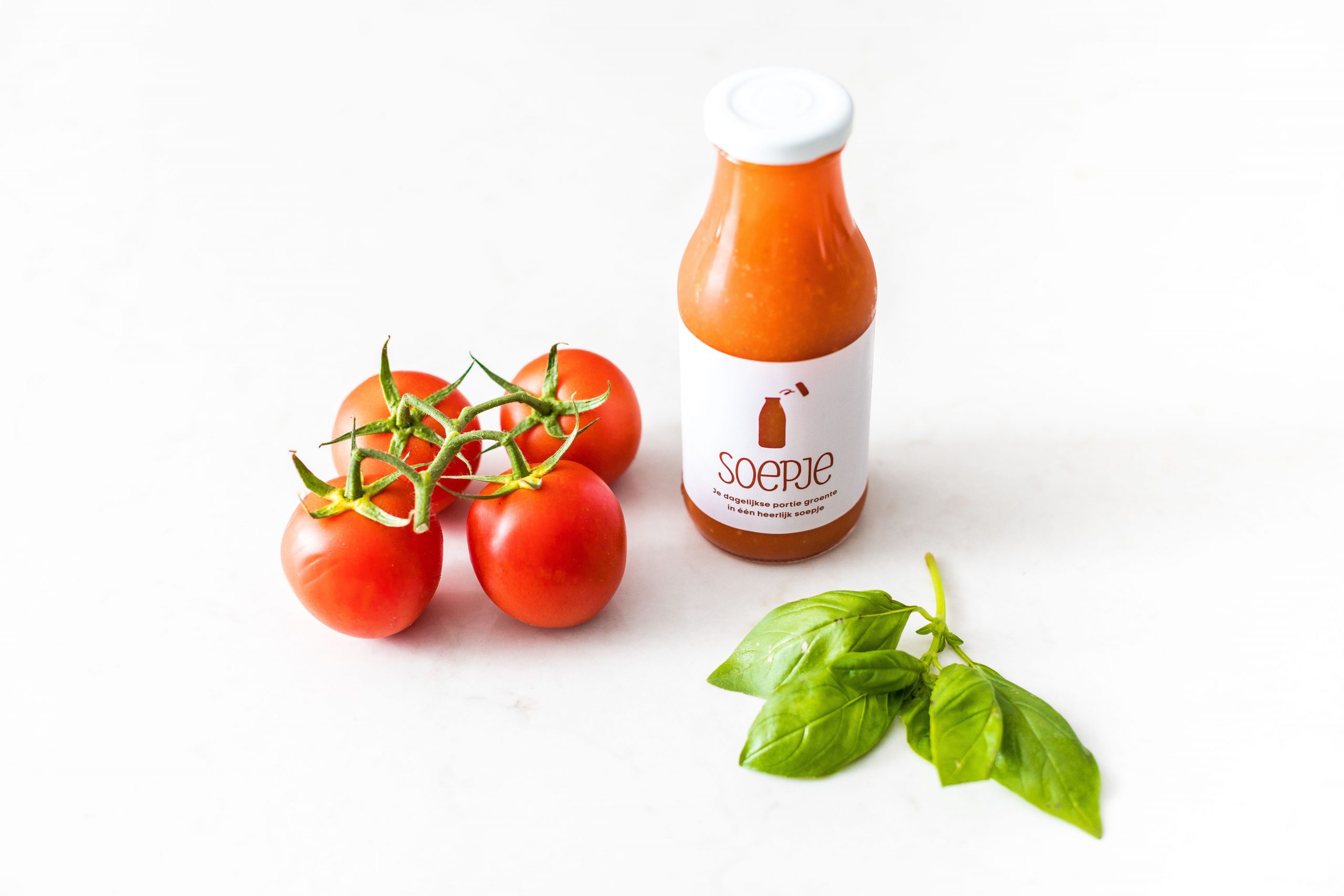 tomatensoep met tomaat en basilicum