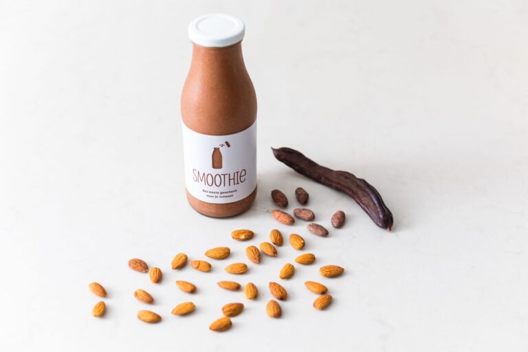 Ontbijt smoothie met met amandelmelk