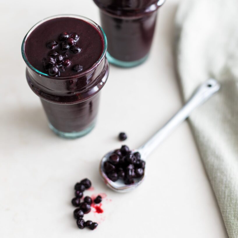 5 bewezen voordelen van blauwe bessensap voor je gezondheid